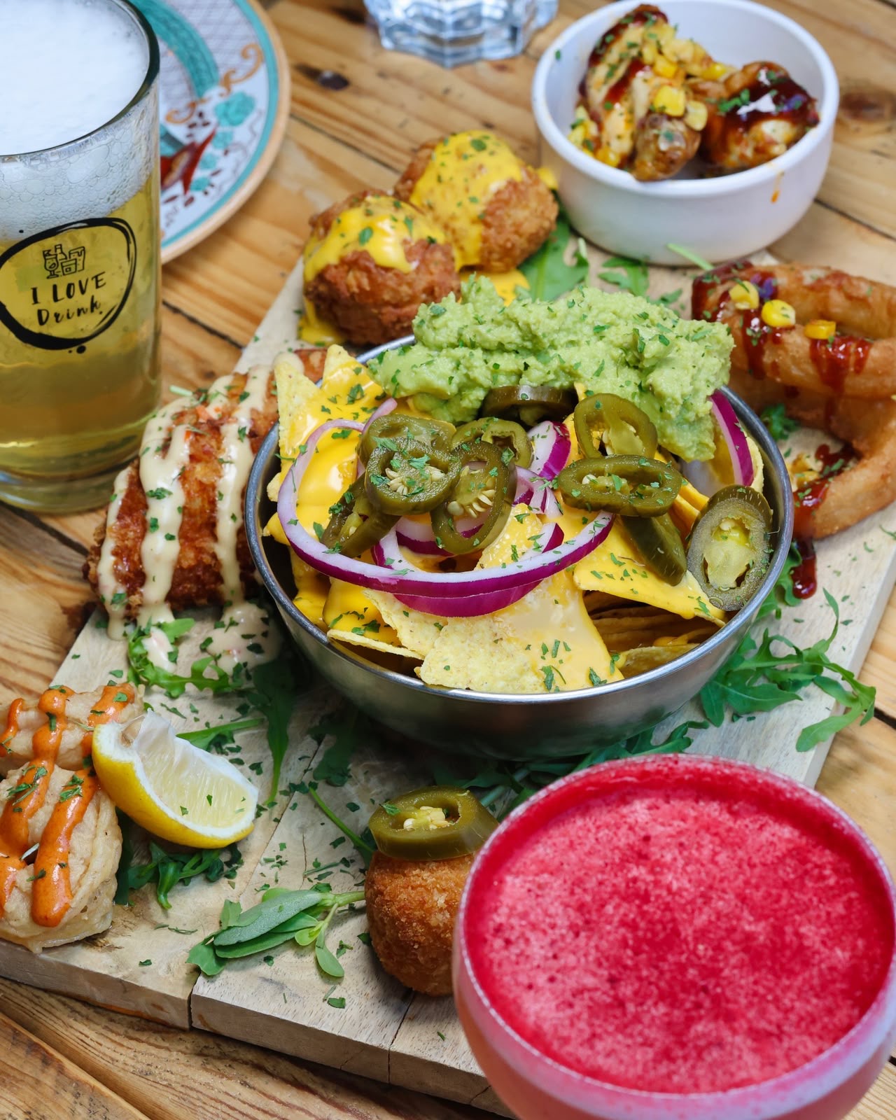 Planche à partager avec nachos, croquettes et boissons chez I Love Burger