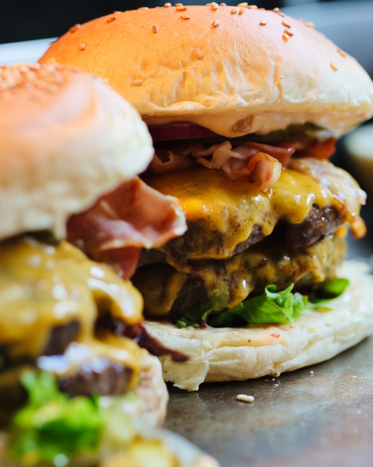 Gros plan d'un burger I Love Burger au cheddar fondu et bacon