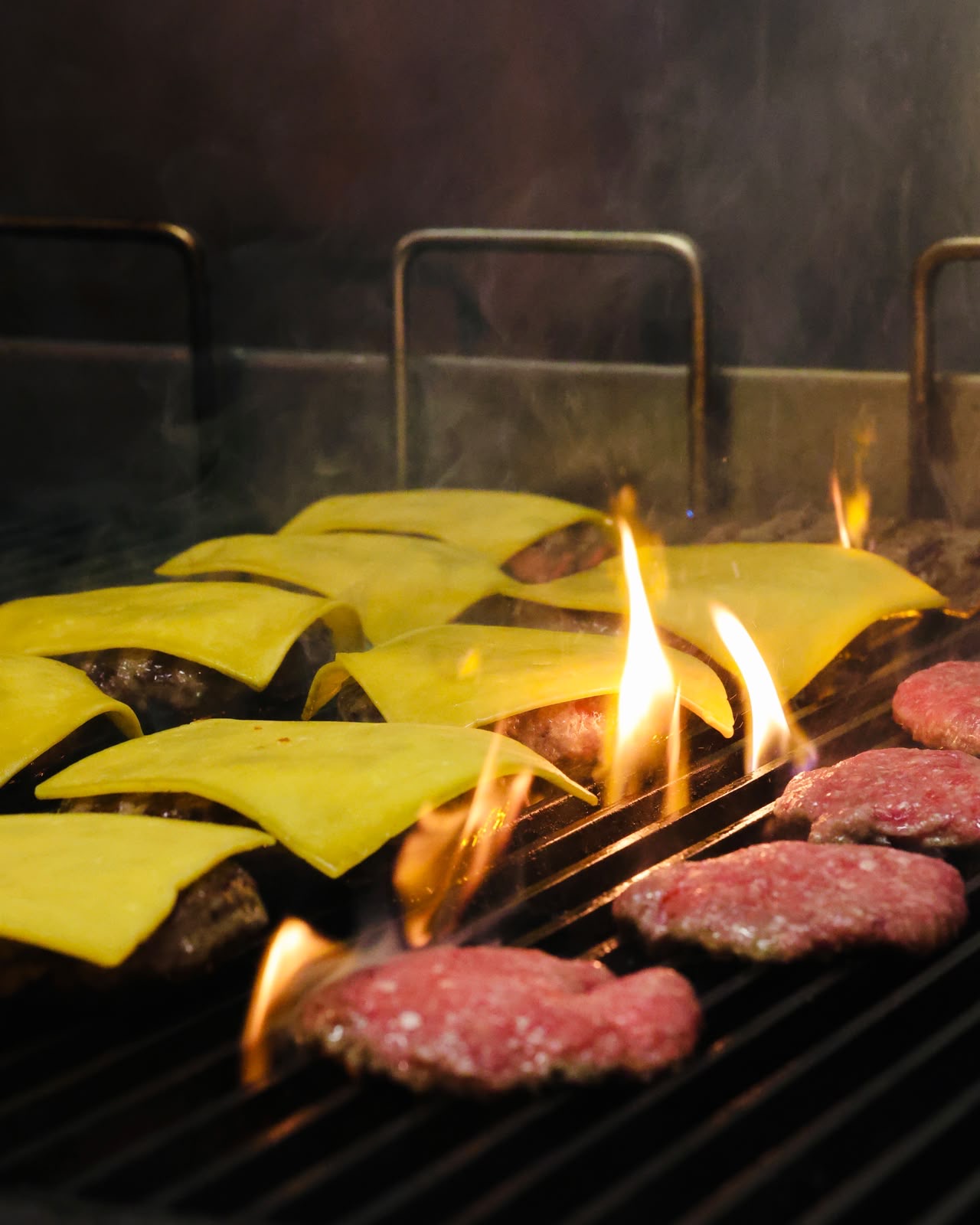 Steaks de bœuf et cheddar cuits à la flamme sur le grill d'I Love Burger